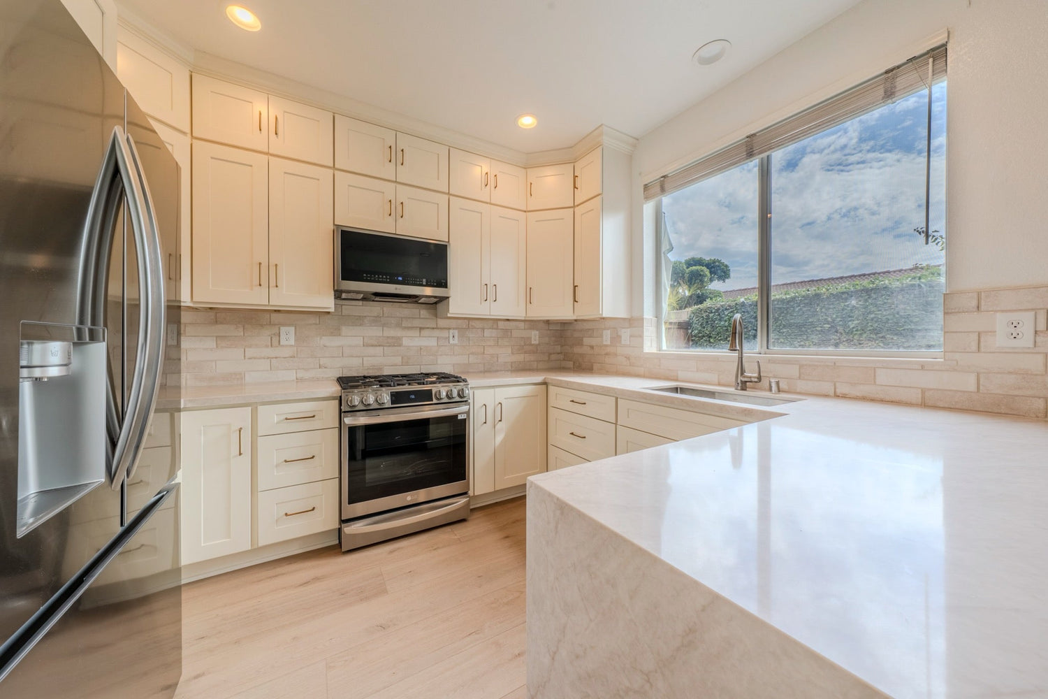 Manhattan Cream Overlay RTA Shaker Kitchen Cabinets