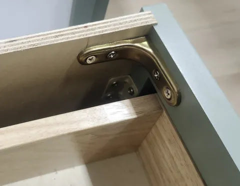 5) Some of the cabinets will come with the corner bracket. 